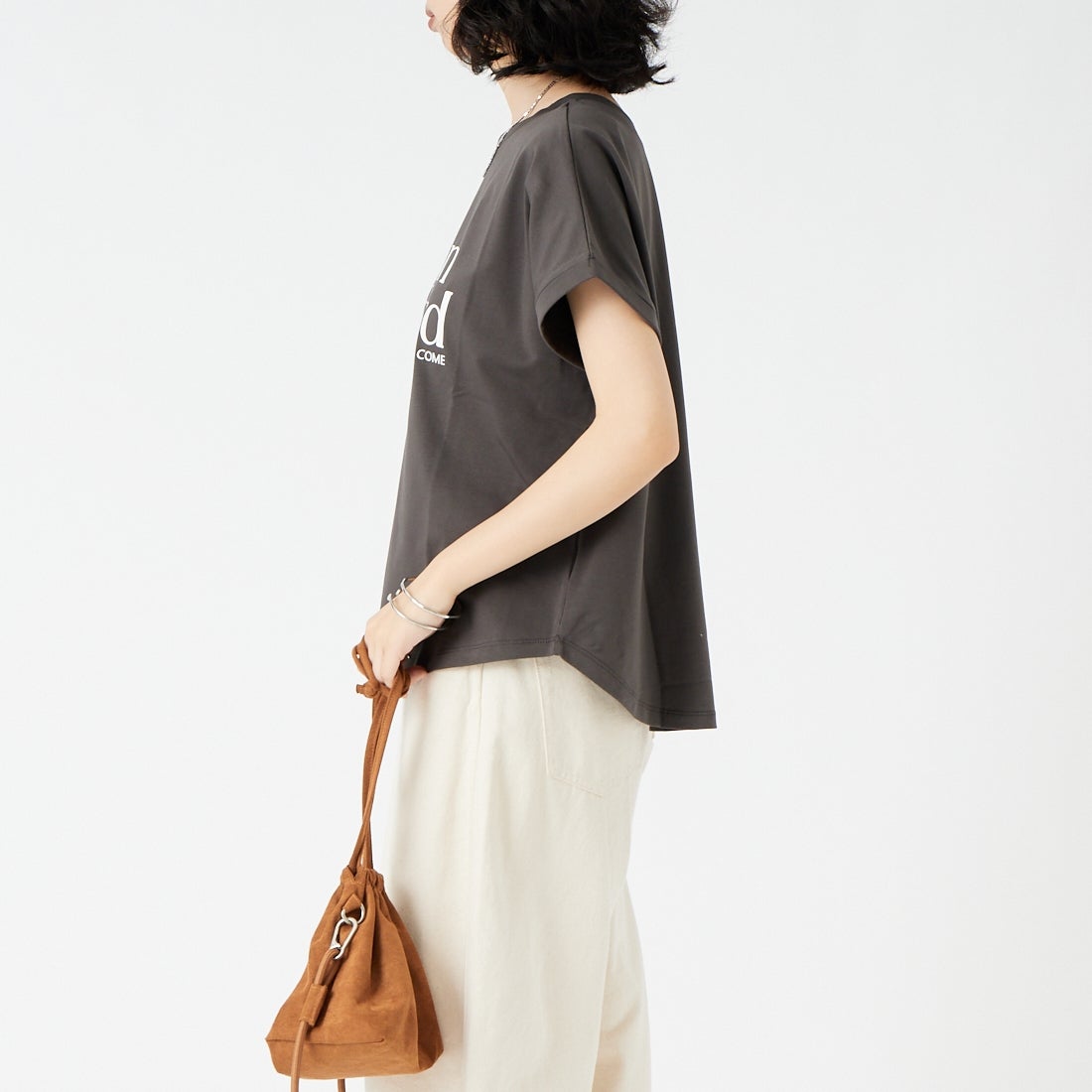 Maison de L'allure [メゾン ドゥ ラリュール] 光沢ラバーロゴプリントTシャツ [M26322010] 08 CHARCOA &&モデル身長：162cm 着用サイズ：F&&