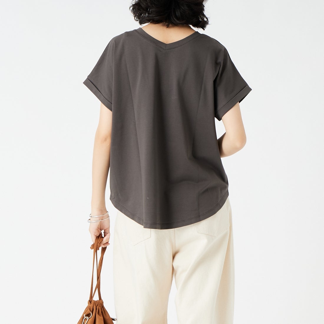 Maison de L'allure [メゾン ドゥ ラリュール] 光沢ラバーロゴプリントTシャツ [M26322010] 08 CHARCOA &&モデル身長：162cm 着用サイズ：F&&