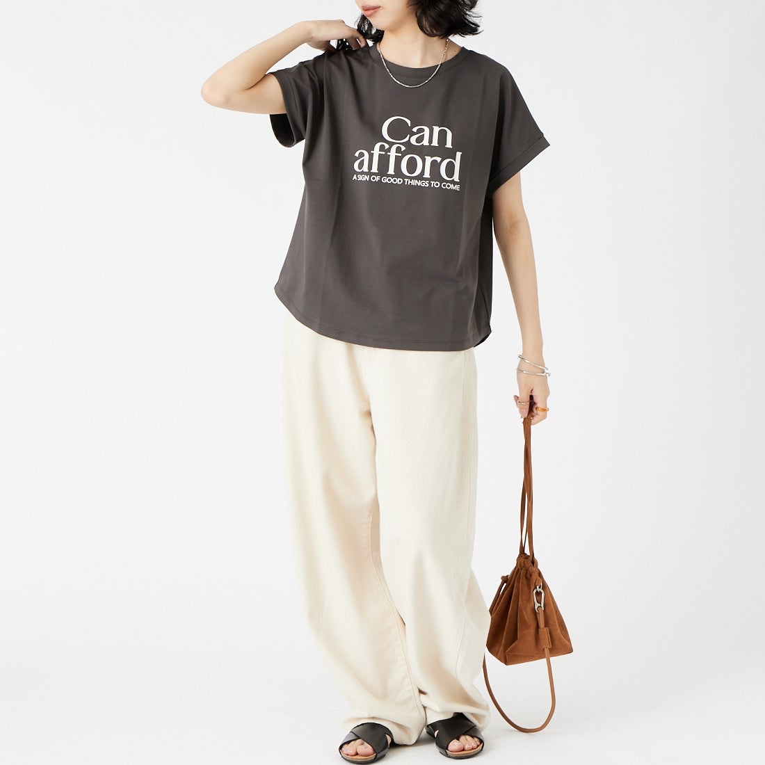 Maison de L'allure [メゾン ドゥ ラリュール] 光沢ラバーロゴプリントTシャツ [M26322010] 08 CHARCOA &&モデル身長：162cm 着用サイズ：F&&