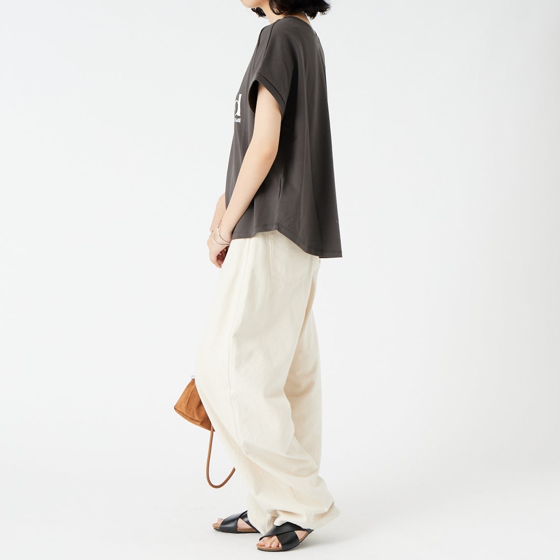 Maison de L'allure [メゾン ドゥ ラリュール] 光沢ラバーロゴプリントTシャツ [M26322010] 08 CHARCOA &&モデル身長：162cm 着用サイズ：F&&
