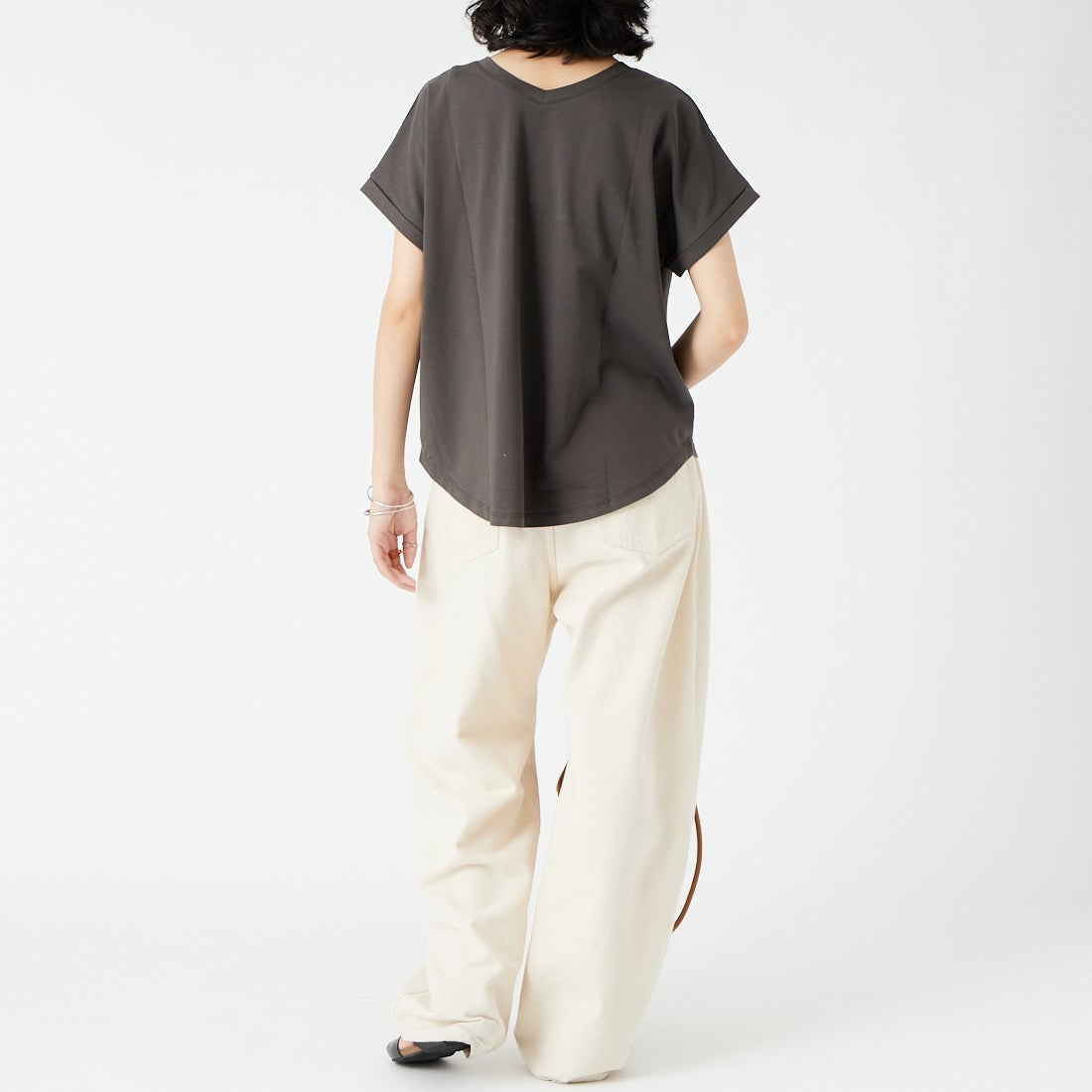 Maison de L'allure [メゾン ドゥ ラリュール] 光沢ラバーロゴプリントTシャツ [M26322010] 08 CHARCOA &&モデル身長：162cm 着用サイズ：F&&