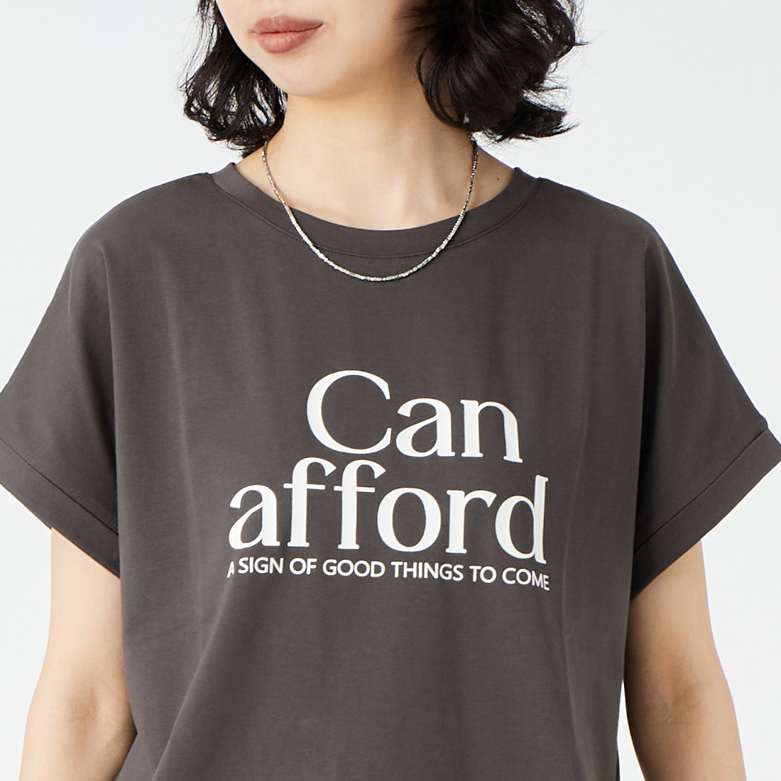 Maison de L'allure [メゾン ドゥ ラリュール] 光沢ラバーロゴプリントTシャツ [M26322010] 08 CHARCOA &&モデル身長：162cm 着用サイズ：F&&