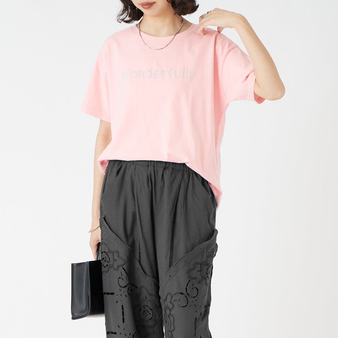 Maison de L'allure [メゾン ドゥ ラリュール] ピグメントホットフィットロゴTシャツ [M26322012] 41 PINK &&モデル身長：162cm 着用サイズ：F&&