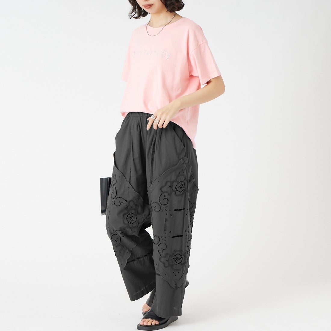 Maison de L'allure [メゾン ドゥ ラリュール] ピグメントホットフィットロゴTシャツ [M26322012] 41 PINK &&モデル身長：162cm 着用サイズ：F&&
