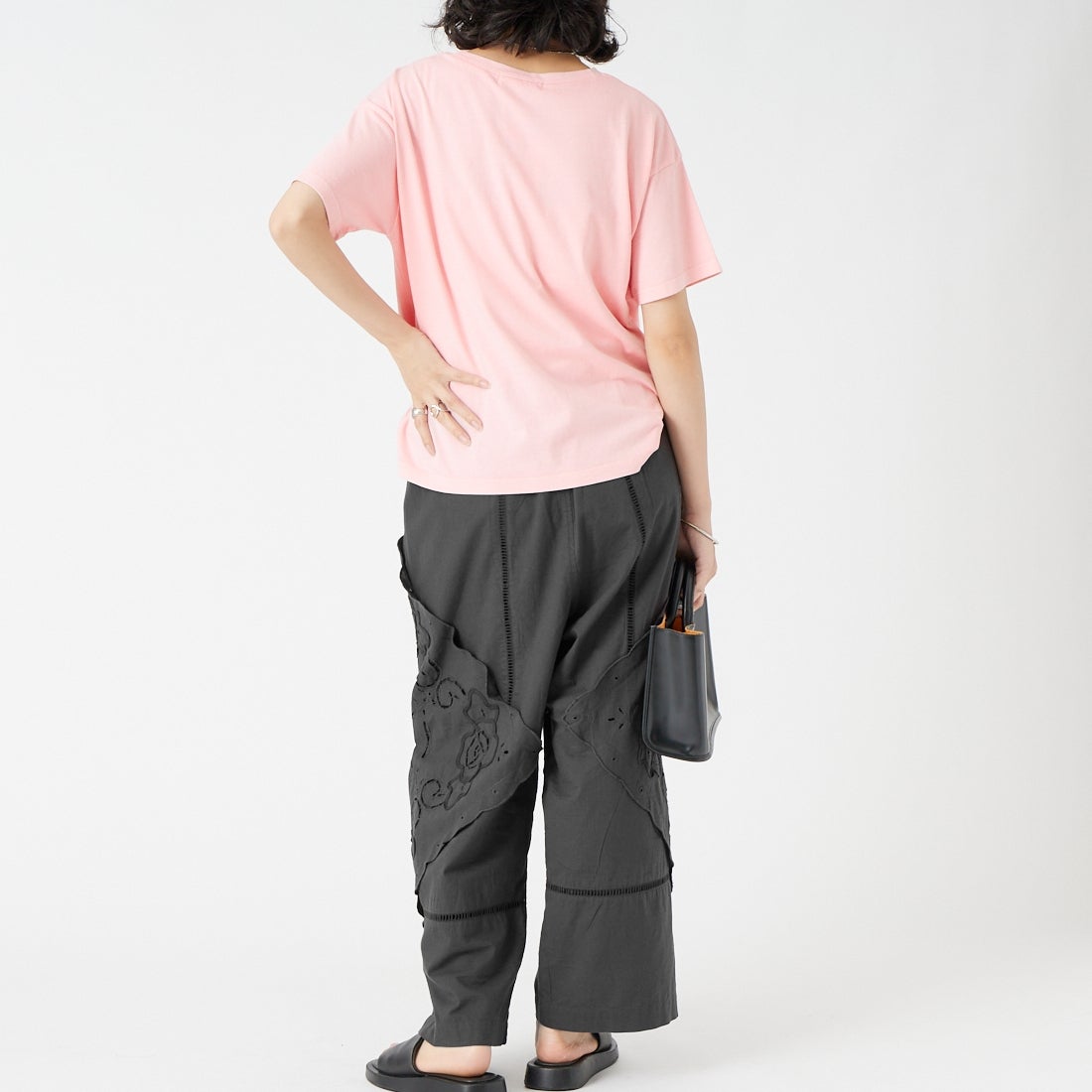 Maison de L'allure [メゾン ドゥ ラリュール] ピグメントホットフィットロゴTシャツ [M26322012] 41 PINK &&モデル身長：162cm 着用サイズ：F&&