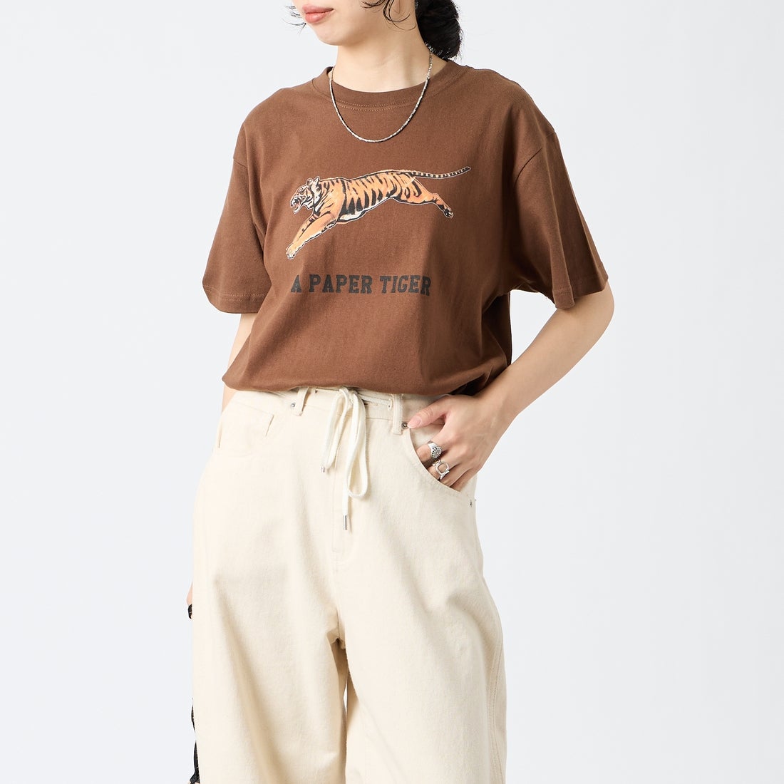 REGENCY WORKS [リージェンシーワークス] TIGER クルーネックTシャツ [500101A-6] DARK BROWN &&モデル身長：162cm 着用サイズ：M&&