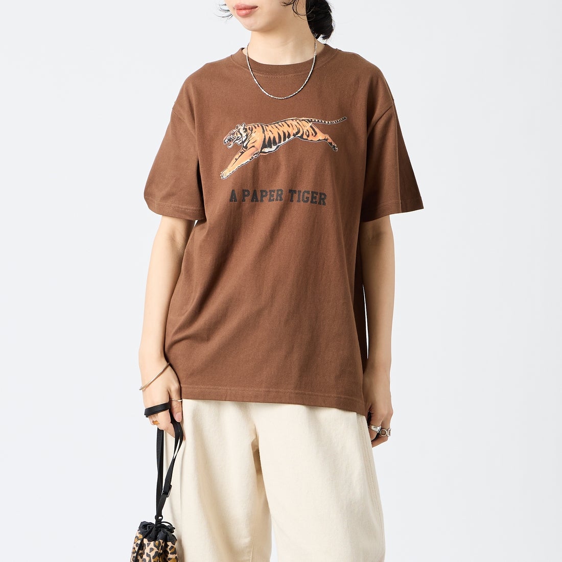 REGENCY WORKS [リージェンシーワークス] TIGER クルーネックTシャツ [500101A-6] DARK BROWN &&モデル身長：162cm 着用サイズ：M&&