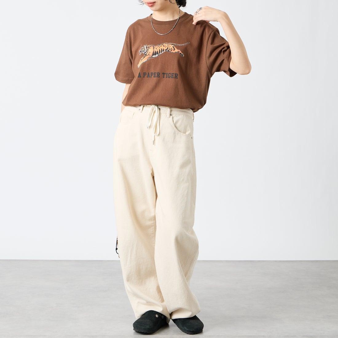 REGENCY WORKS [リージェンシーワークス] TIGER クルーネックTシャツ [500101A-6] DARK BROWN &&モデル身長：162cm 着用サイズ：M&&