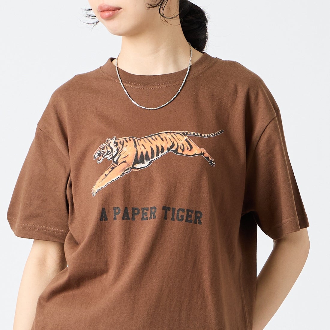 REGENCY WORKS [リージェンシーワークス] TIGER クルーネックTシャツ [500101A-6] DARK BROWN &&モデル身長：162cm 着用サイズ：M&&