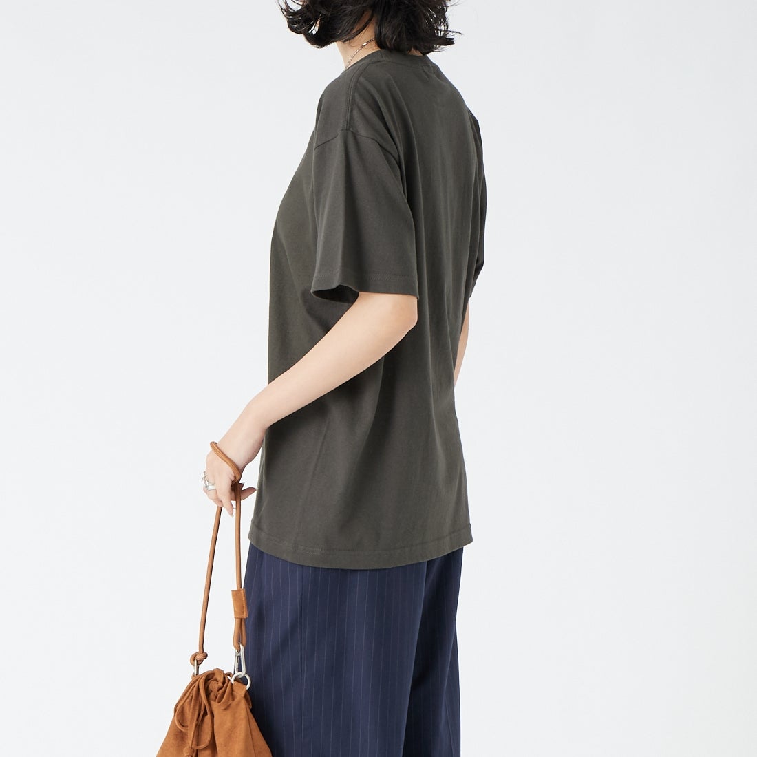 REGENCY WORKS [リージェンシーワークス] CHERRY クルーネックTシャツ [500101F-3] SUMI &&モデル身長：162cm 着用サイズ：M&&