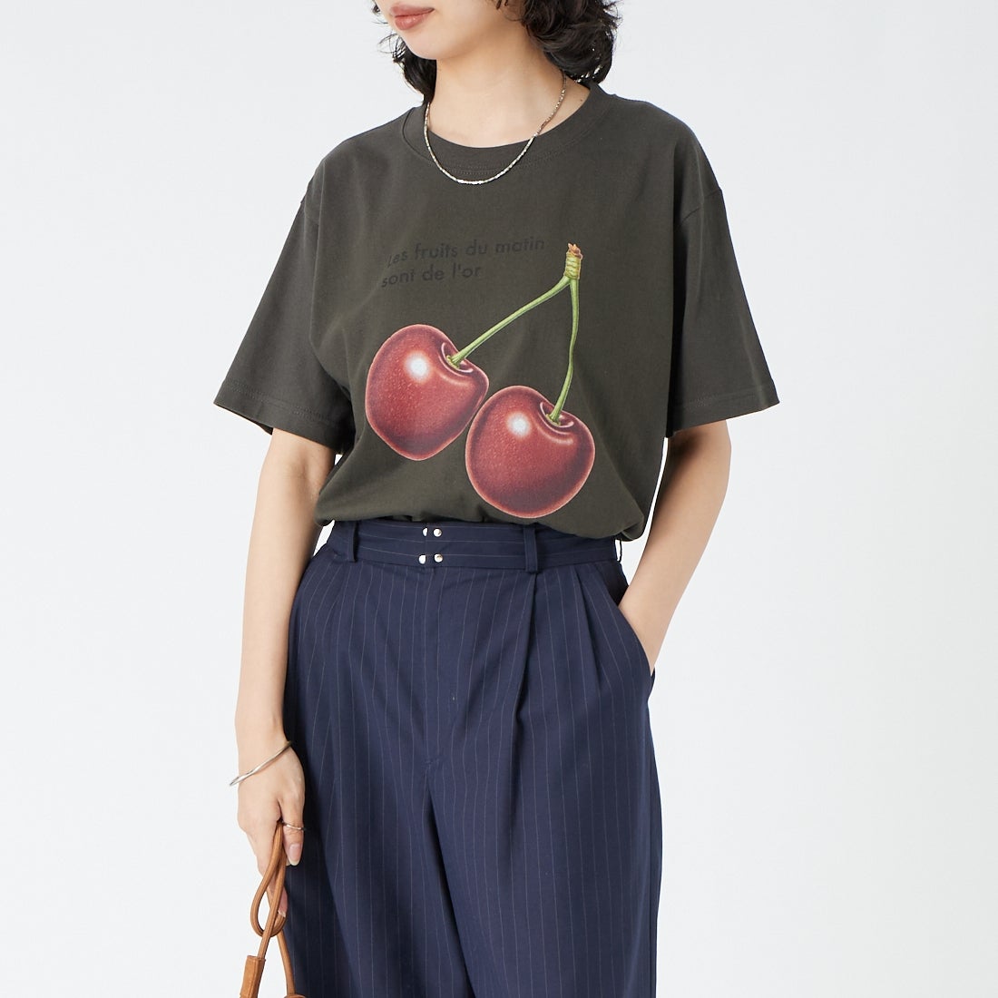 REGENCY WORKS [リージェンシーワークス] CHERRY クルーネックTシャツ [500101F-3] SUMI &&モデル身長：162cm 着用サイズ：M&&