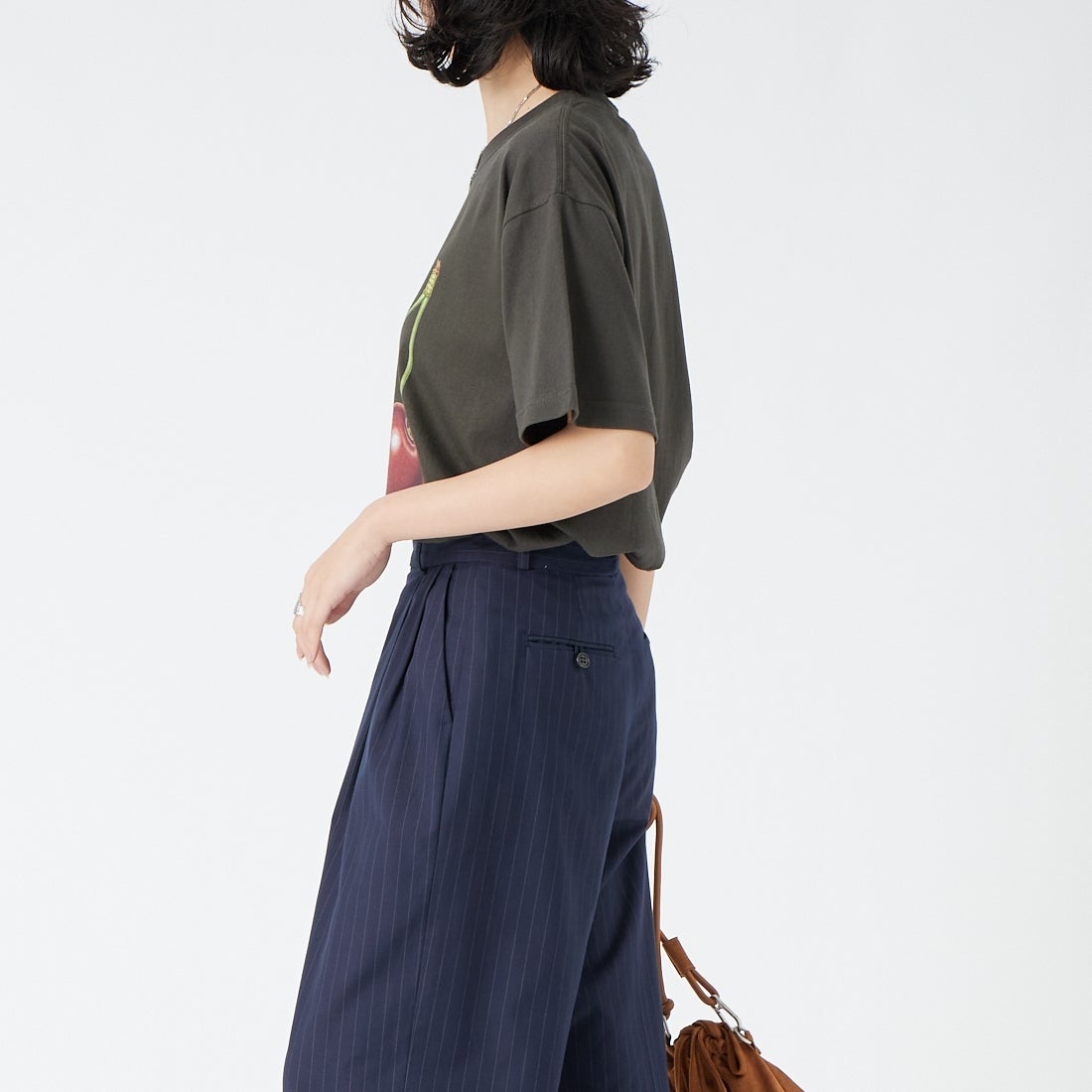 REGENCY WORKS [リージェンシーワークス] CHERRY クルーネックTシャツ [500101F-3] SUMI &&モデル身長：162cm 着用サイズ：M&&