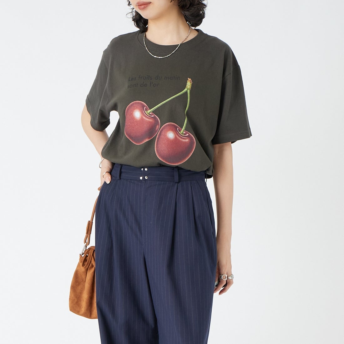 REGENCY WORKS [リージェンシーワークス] CHERRY クルーネックTシャツ [500101F-3] SUMI &&モデル身長：162cm 着用サイズ：M&&