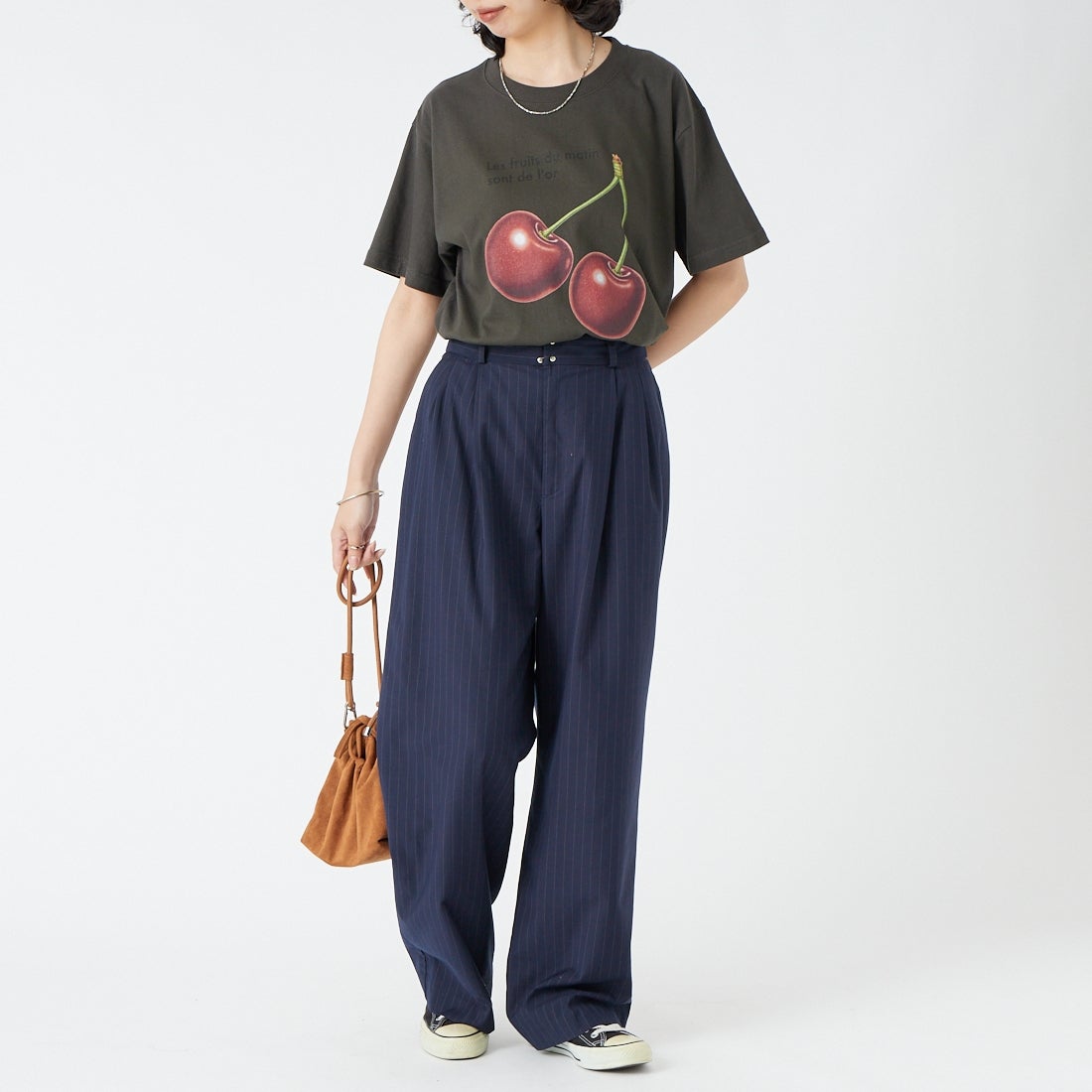 REGENCY WORKS [リージェンシーワークス] CHERRY クルーネックTシャツ [500101F-3] SUMI &&モデル身長：162cm 着用サイズ：M&&