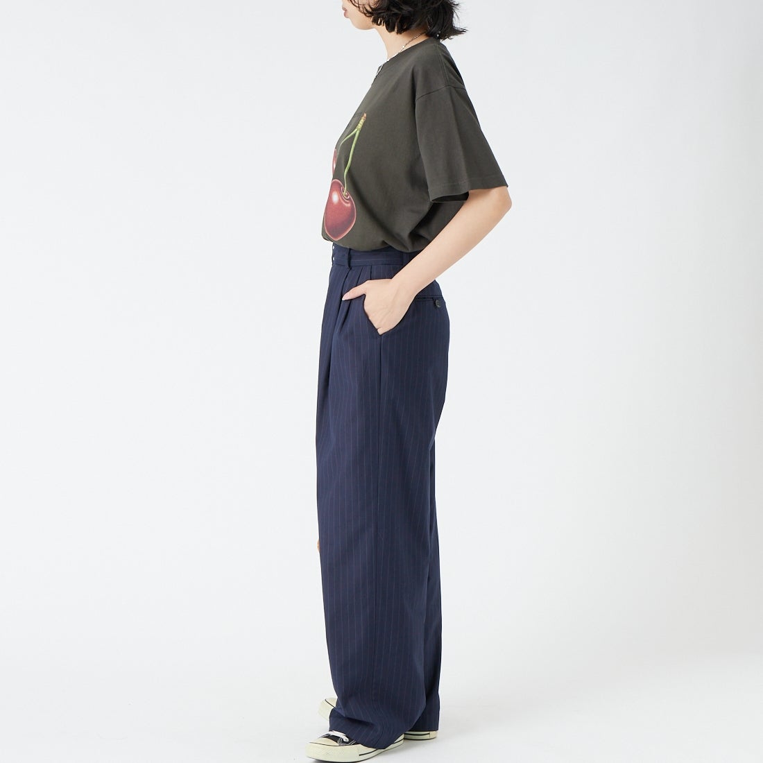 REGENCY WORKS [リージェンシーワークス] CHERRY クルーネックTシャツ [500101F-3] SUMI &&モデル身長：162cm 着用サイズ：M&&