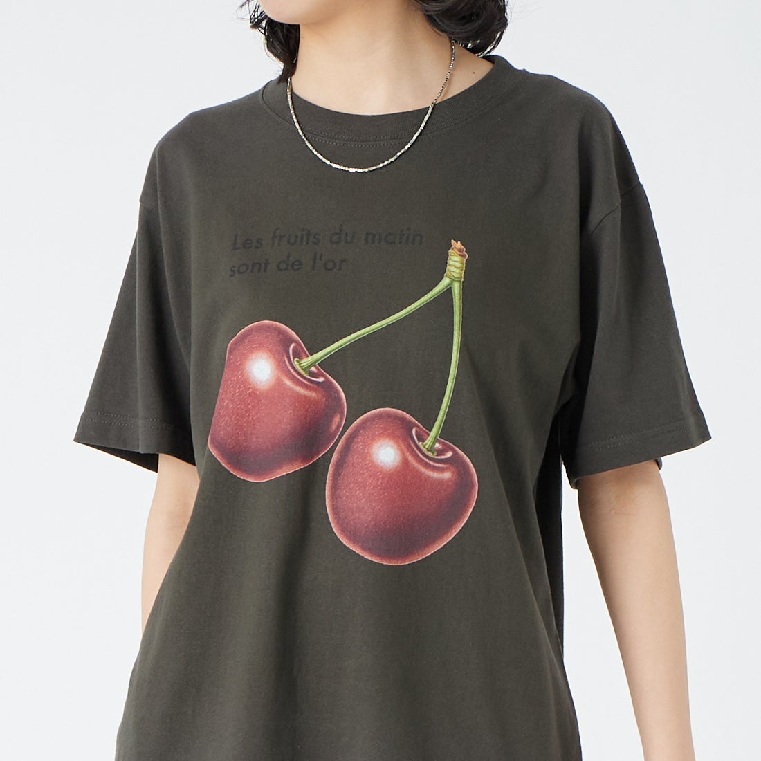 REGENCY WORKS [リージェンシーワークス] CHERRY クルーネックTシャツ [500101F-3] SUMI &&モデル身長：162cm 着用サイズ：M&&