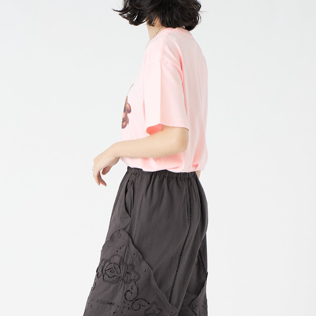 REGENCY WORKS [リージェンシーワークス] GRAPES クルーネックTシャツ [500101F-5] BABY PINK &&モデル身長：162cm 着用サイズ：M&&