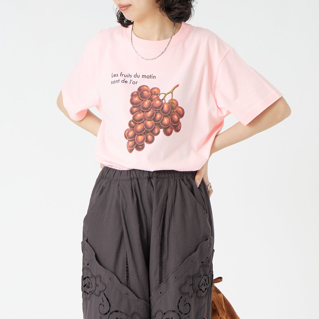 REGENCY WORKS [リージェンシーワークス] GRAPES クルーネックTシャツ [500101F-5] BABY PINK &&モデル身長：162cm 着用サイズ：M&&