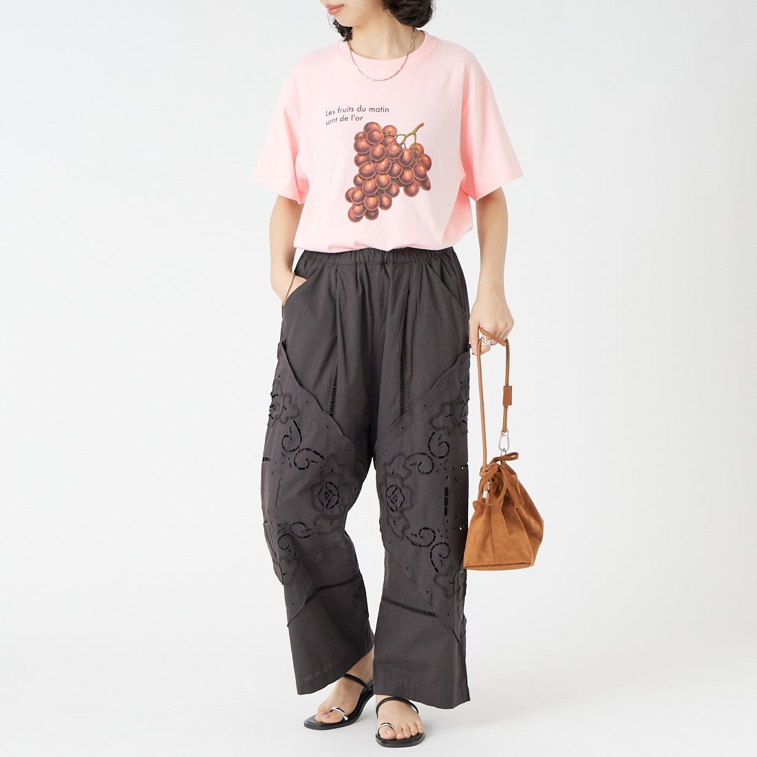 REGENCY WORKS [リージェンシーワークス] GRAPES クルーネックTシャツ [500101F-5] BABY PINK &&モデル身長：162cm 着用サイズ：M&&
