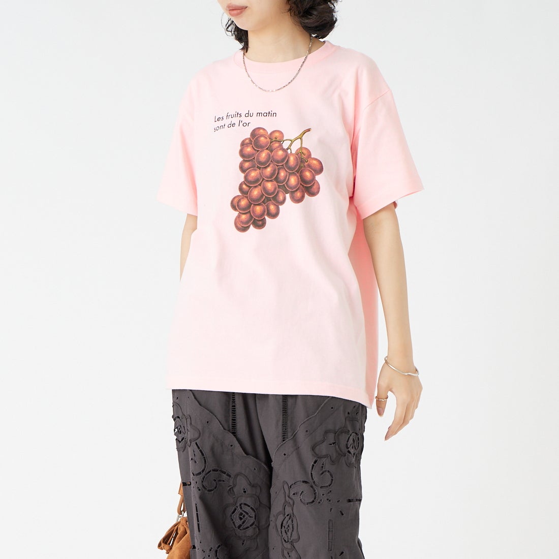 REGENCY WORKS [リージェンシーワークス] GRAPES クルーネックTシャツ [500101F-5] BABY PINK &&モデル身長：162cm 着用サイズ：M&&