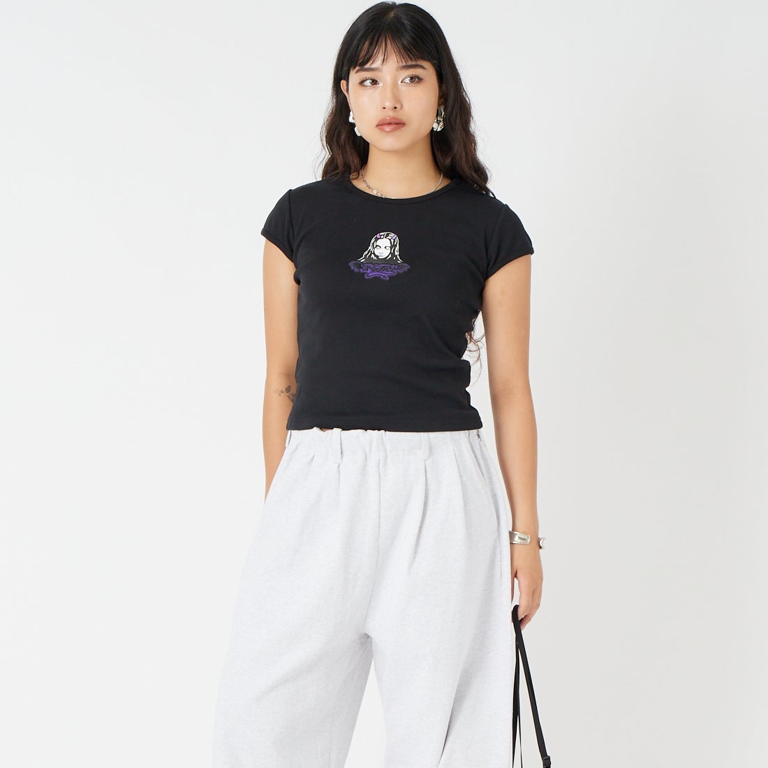 X-girl [エックスガール] デビルフェイス ショートスリーブベビーTシャツ [105262011017] BLACK &&モデル身長：162cm 着用サイズ：M&&