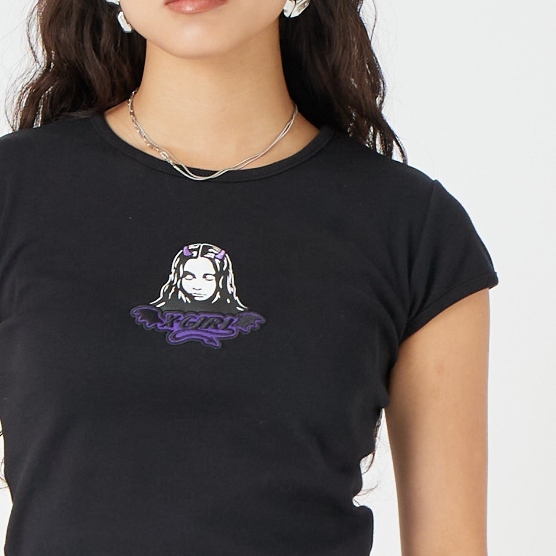 X-girl [エックスガール] デビルフェイス ショートスリーブベビーTシャツ [105262011017] BLACK &&モデル身長：162cm 着用サイズ：M&&