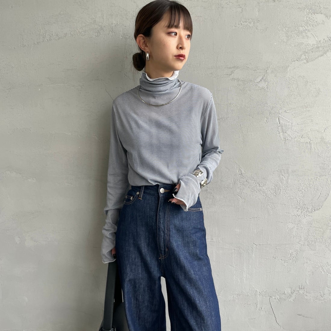 Robert P.Miller [ロバートピーミラー] 別注 パネルリブ シアータートルネックTシャツ [RM264-2116IN-JF] NAVY BD &&モデル身長：150cm 着用サイズ：F&&