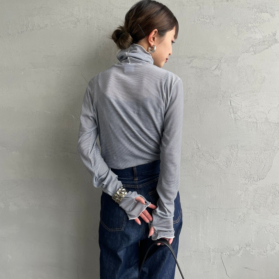 Robert P.Miller [ロバートピーミラー] 別注 パネルリブ シアータートルネックTシャツ [RM264-2116IN-JF] NAVY BD &&モデル身長：150cm 着用サイズ：F&&