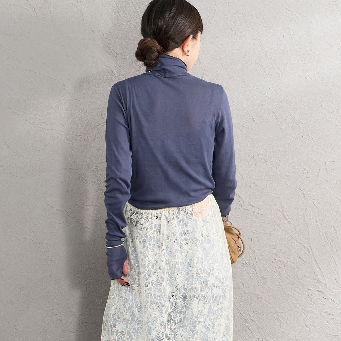 Robert P.Miller [ロバートピーミラー] 別注 パネルリブ シアータートルネックTシャツ [RM264-2116IN-JF] NAVY &&モデル身長：150cm 着用サイズ：F&&