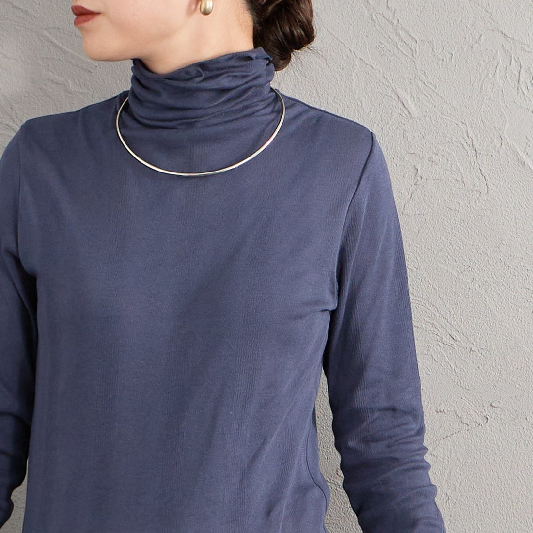 Robert P.Miller [ロバートピーミラー] 別注 パネルリブ シアータートルネックTシャツ [RM264-2116IN-JF] NAVY &&モデル身長：150cm 着用サイズ：F&&