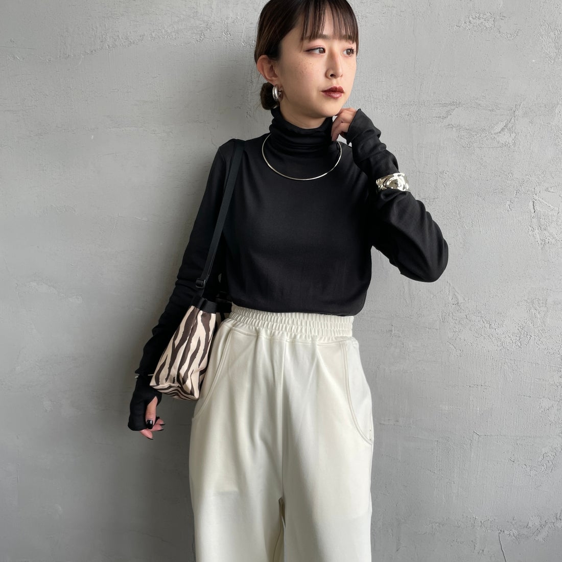 Robert P.Miller [ロバートピーミラー] 別注 パネルリブ シアータートルネックTシャツ [RM264-2116IN-JF] BLACK &&モデル身長：150cm 着用サイズ：F&&