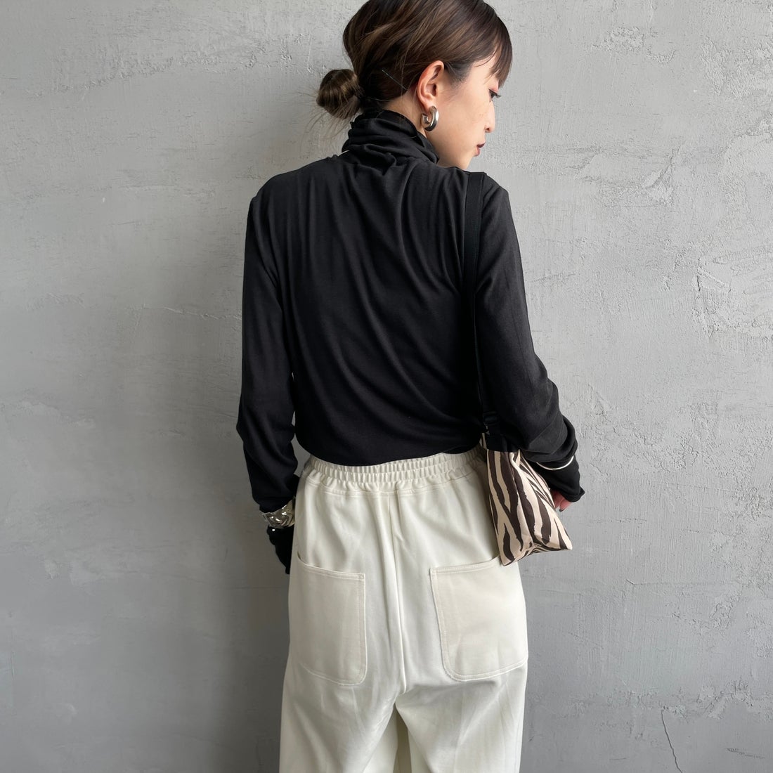 Robert P.Miller [ロバートピーミラー] 別注 パネルリブ シアータートルネックTシャツ [RM264-2116IN-JF] BLACK &&モデル身長：150cm 着用サイズ：F&&