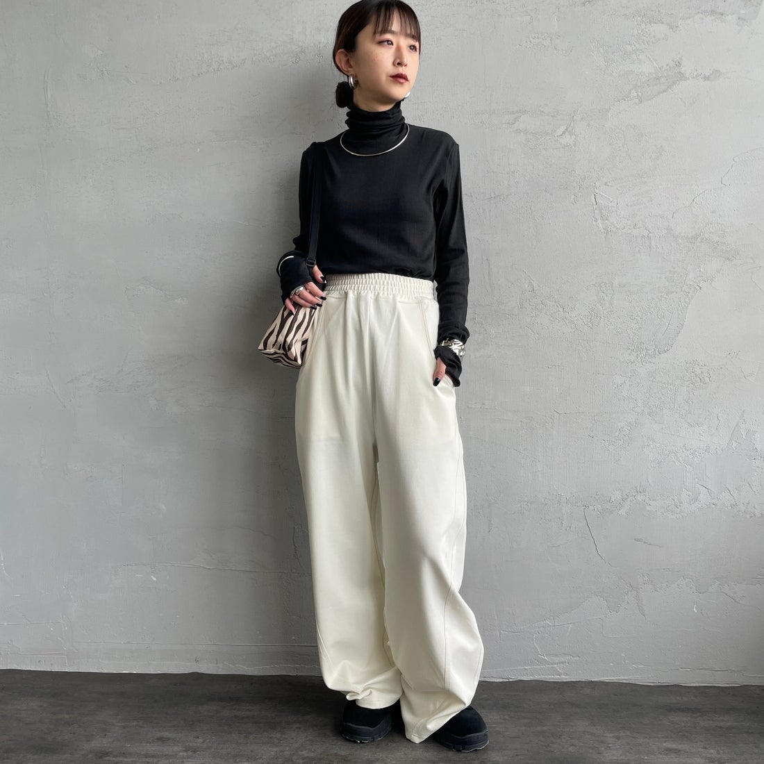 Robert P.Miller [ロバートピーミラー] 別注 パネルリブ シアータートルネックTシャツ [RM264-2116IN-JF] BLACK &&モデル身長：150cm 着用サイズ：F&&