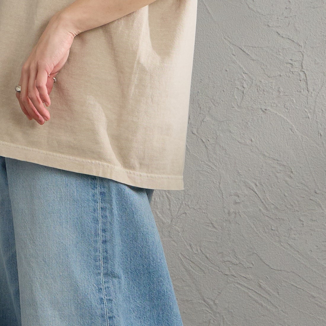 GOOD ROCK SPEED [グッドロックスピード] 別注 / MICKEY MOUSE / フロッキープリントTシャツ [INTN-076-JF] BEIGE &&モデル身長：158cm 着用サイズ：M&&