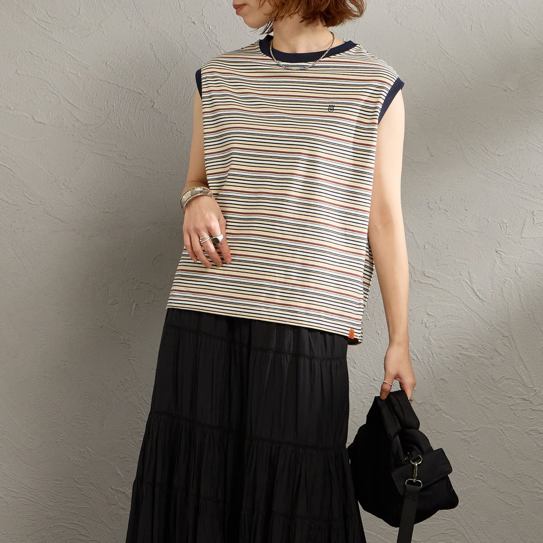 UNIVERSAL OVERALL [ユニバーサルオーバーオール] 別注 ワンポイントロゴ刺繍 ノースリーブカットソー [U2612250IN-JF] BEG BORDER &&モデル身長：158cm 着用サイズ：F&&