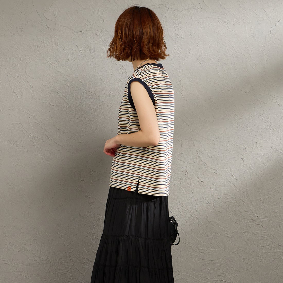 UNIVERSAL OVERALL [ユニバーサルオーバーオール] 別注 ワンポイントロゴ刺繍 ノースリーブカットソー [U2612250IN-JF] BEG BORDER &&モデル身長：158cm 着用サイズ：F&&