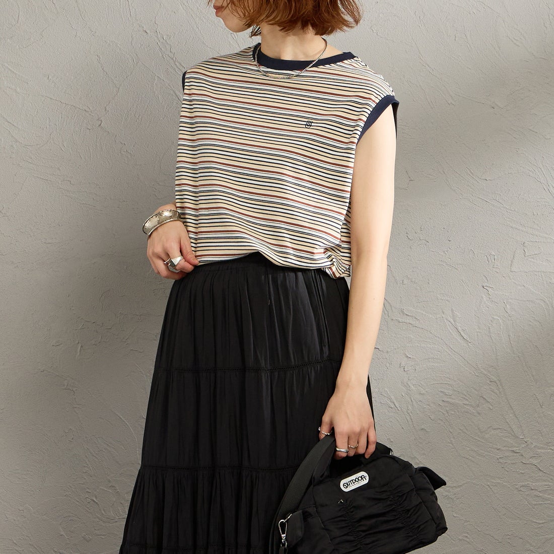 UNIVERSAL OVERALL [ユニバーサルオーバーオール] 別注 ワンポイントロゴ刺繍 ノースリーブカットソー [U2612250IN-JF] BEG BORDER &&モデル身長：158cm 着用サイズ：F&&