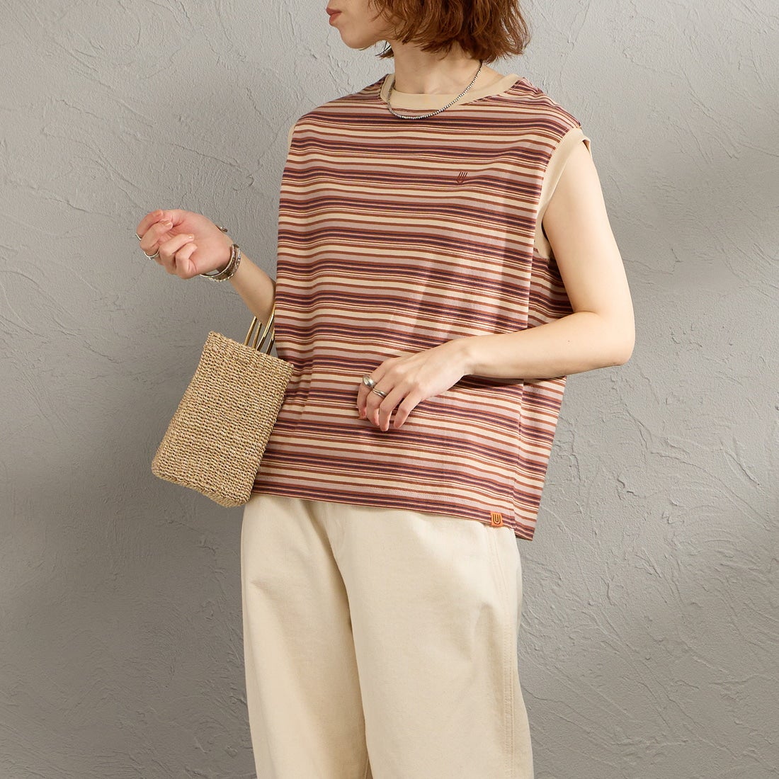 UNIVERSAL OVERALL [ユニバーサルオーバーオール] 別注 ワンポイントロゴ刺繍 ノースリーブカットソー [U2612250IN-JF] BRN BORDER &&モデル身長：158cm 着用サイズ：F&&