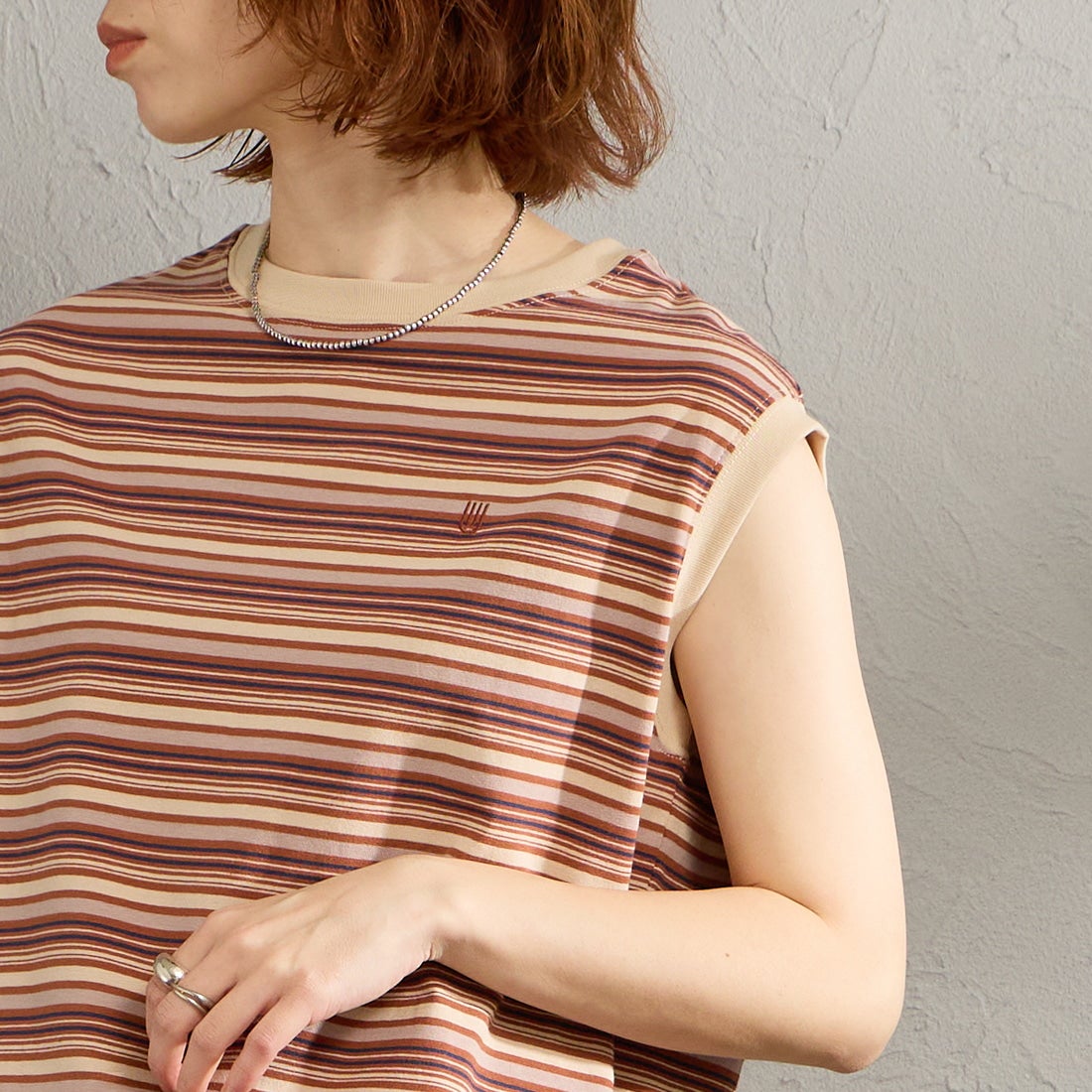 UNIVERSAL OVERALL [ユニバーサルオーバーオール] 別注 ワンポイントロゴ刺繍 ノースリーブカットソー [U2612250IN-JF] BRN BORDER &&モデル身長：158cm 着用サイズ：F&&