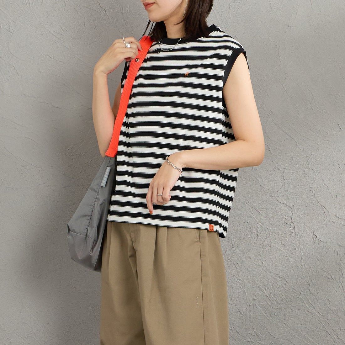 UNIVERSAL OVERALL [ユニバーサルオーバーオール] 別注 ワンポイントロゴ刺繍 ノースリーブカットソー [U2612250IN-JF] WHT/BLK &&モデル身長：160cm 着用サイズ：F&&