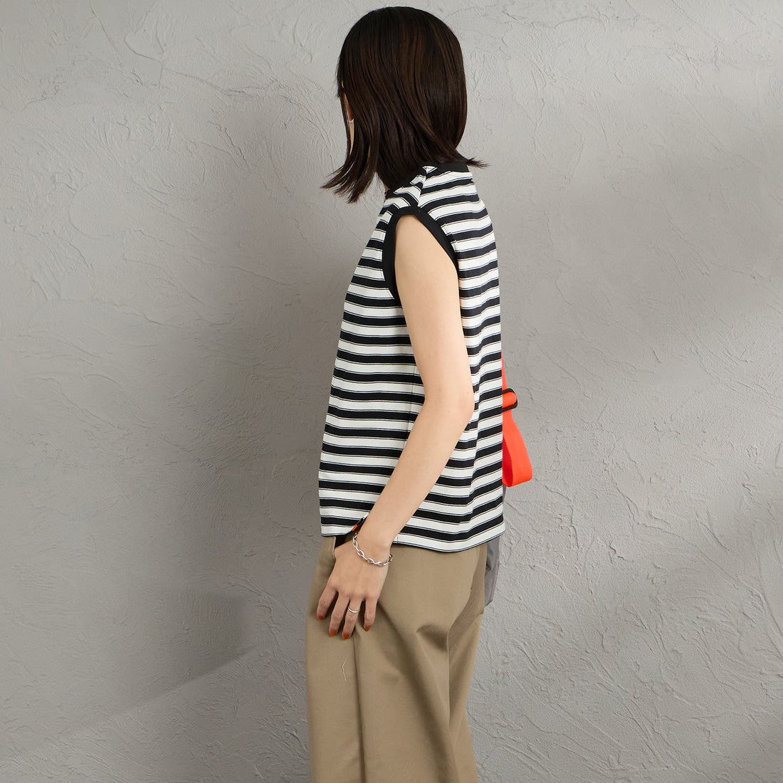 UNIVERSAL OVERALL [ユニバーサルオーバーオール] 別注 ワンポイントロゴ刺繍 ノースリーブカットソー [U2612250IN-JF] WHT/BLK &&モデル身長：160cm 着用サイズ：F&&