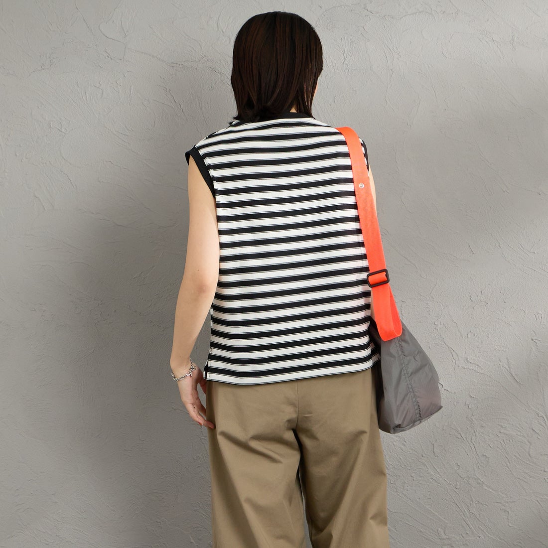 UNIVERSAL OVERALL [ユニバーサルオーバーオール] 別注 ワンポイントロゴ刺繍 ノースリーブカットソー [U2612250IN-JF] WHT/BLK &&モデル身長：160cm 着用サイズ：F&&