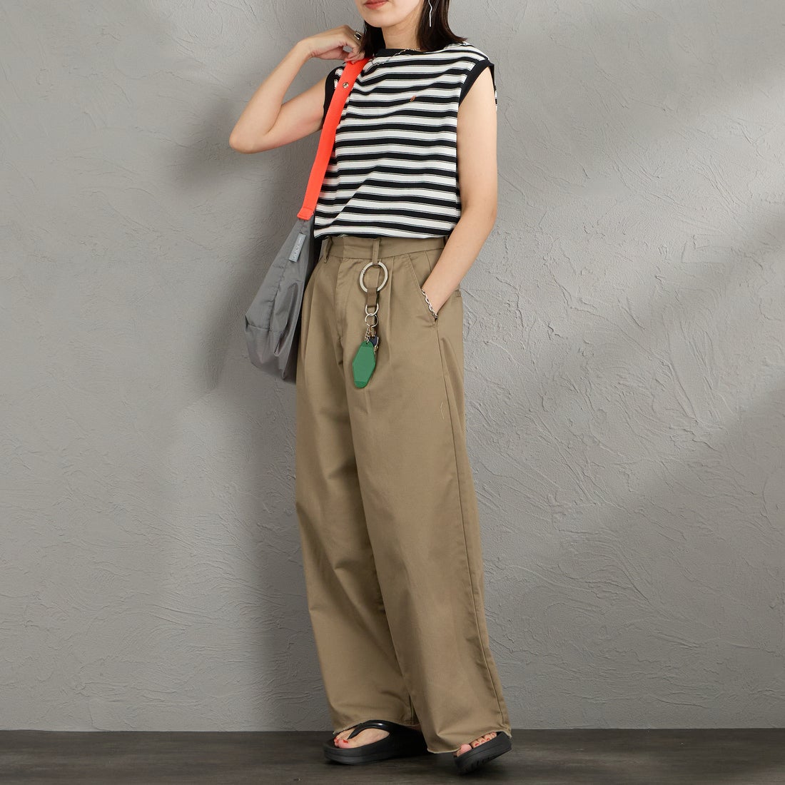 UNIVERSAL OVERALL [ユニバーサルオーバーオール] 別注 ワンポイントロゴ刺繍 ノースリーブカットソー [U2612250IN-JF] WHT/BLK &&モデル身長：160cm 着用サイズ：F&&