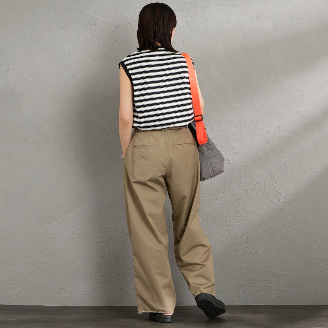 UNIVERSAL OVERALL [ユニバーサルオーバーオール] 別注 ワンポイントロゴ刺繍 ノースリーブカットソー [U2612250IN-JF] WHT/BLK &&モデル身長：160cm 着用サイズ：F&&