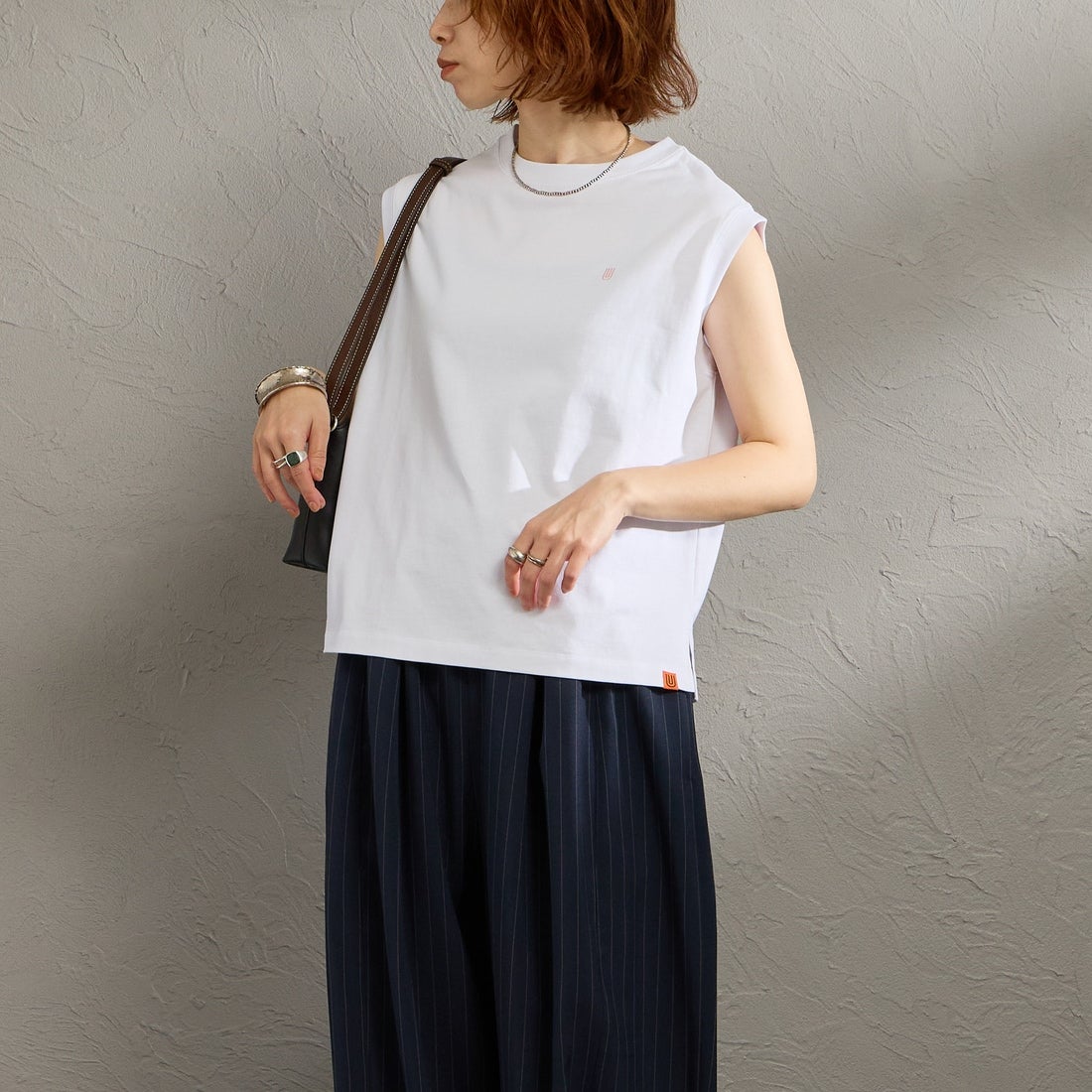 UNIVERSAL OVERALL [ユニバーサルオーバーオール] 別注 ワンポイントロゴ刺繍 ノースリーブカットソー [U2612250IN-JF] WHITE &&モデル身長：158cm 着用サイズ：F&&