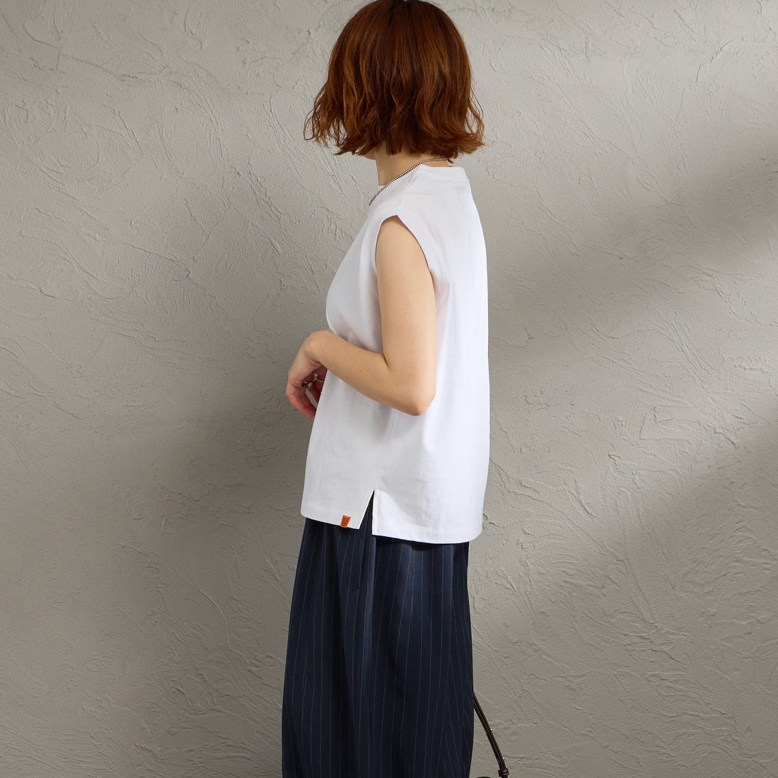 UNIVERSAL OVERALL [ユニバーサルオーバーオール] 別注 ワンポイントロゴ刺繍 ノースリーブカットソー [U2612250IN-JF] WHITE &&モデル身長：158cm 着用サイズ：F&&