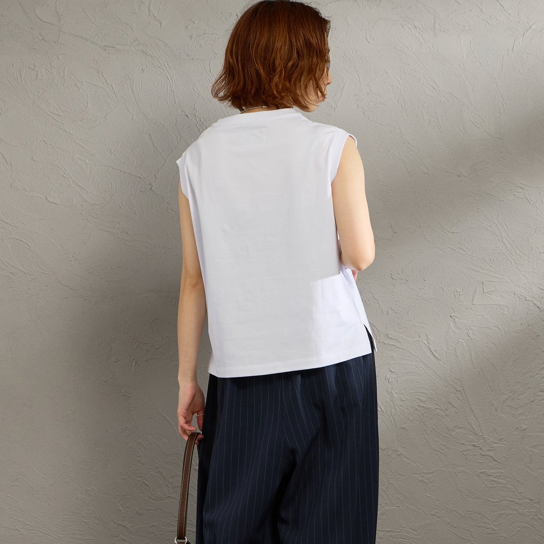 UNIVERSAL OVERALL [ユニバーサルオーバーオール] 別注 ワンポイントロゴ刺繍 ノースリーブカットソー [U2612250IN-JF] WHITE &&モデル身長：158cm 着用サイズ：F&&