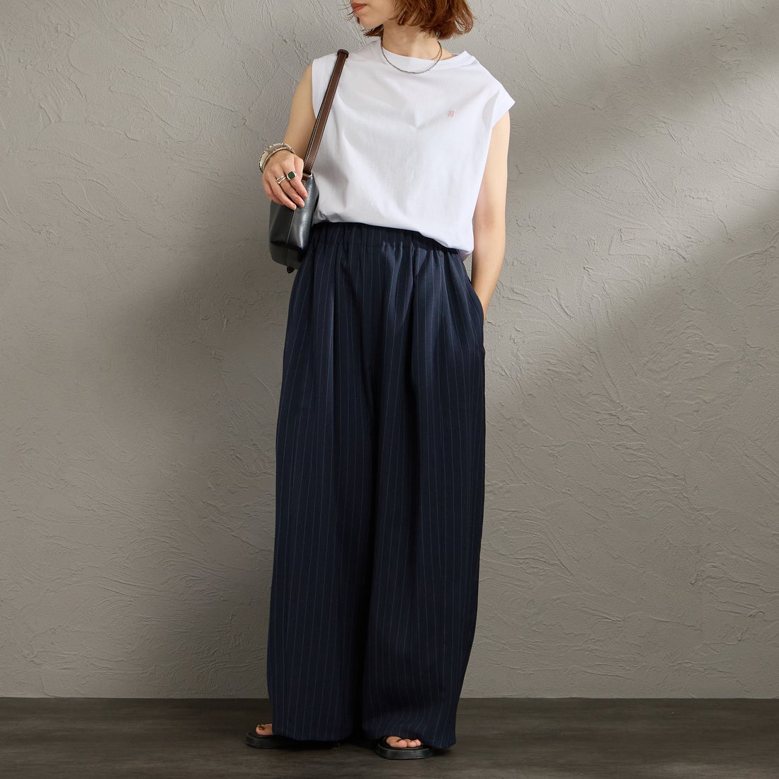 UNIVERSAL OVERALL [ユニバーサルオーバーオール] 別注 ワンポイントロゴ刺繍 ノースリーブカットソー [U2612250IN-JF] WHITE &&モデル身長：158cm 着用サイズ：F&&