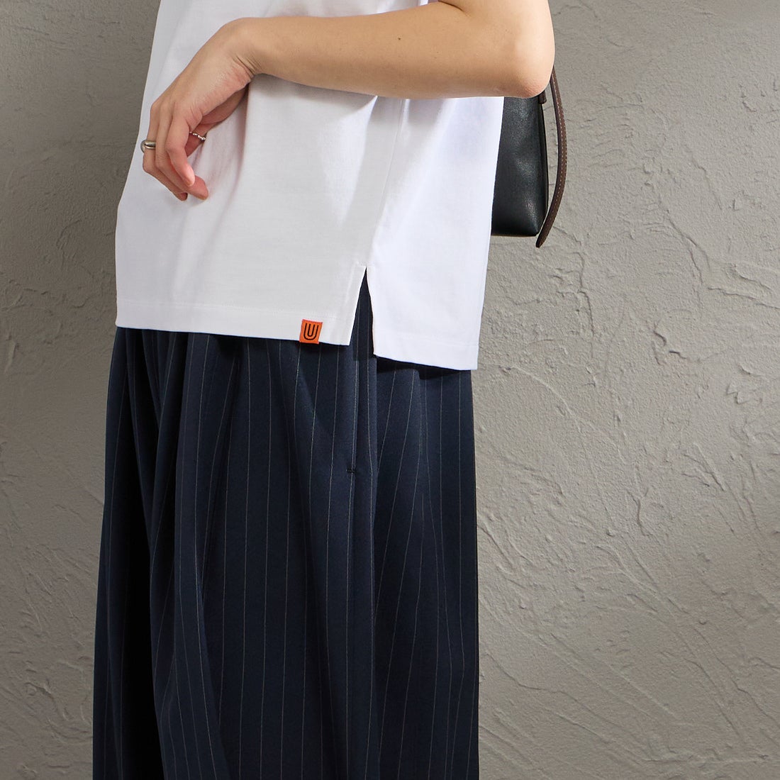 UNIVERSAL OVERALL [ユニバーサルオーバーオール] 別注 ワンポイントロゴ刺繍 ノースリーブカットソー [U2612250IN-JF] WHITE &&モデル身長：158cm 着用サイズ：F&&