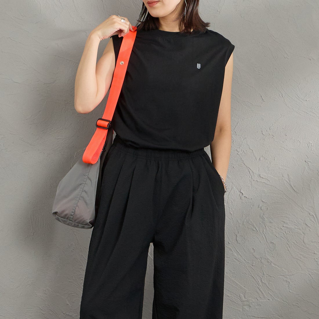 UNIVERSAL OVERALL [ユニバーサルオーバーオール] 別注 ワンポイントロゴ刺繍 ノースリーブカットソー [U2612250IN-JF] BLACK &&モデル身長：160cm 着用サイズ：F&&